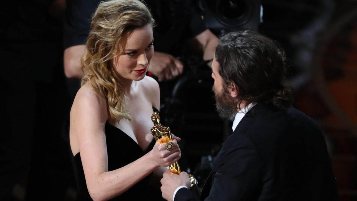 Brie Larson įteikė geriausio aktoriaus apdovanojimą Casey Affleckui / „Scanpix“ nuotr.