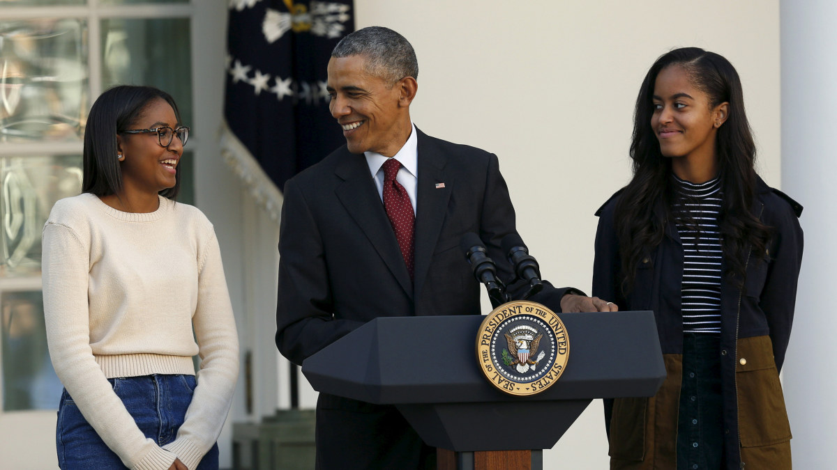 Barackas Obama su dukromis / „Scanpix“ nuotr.