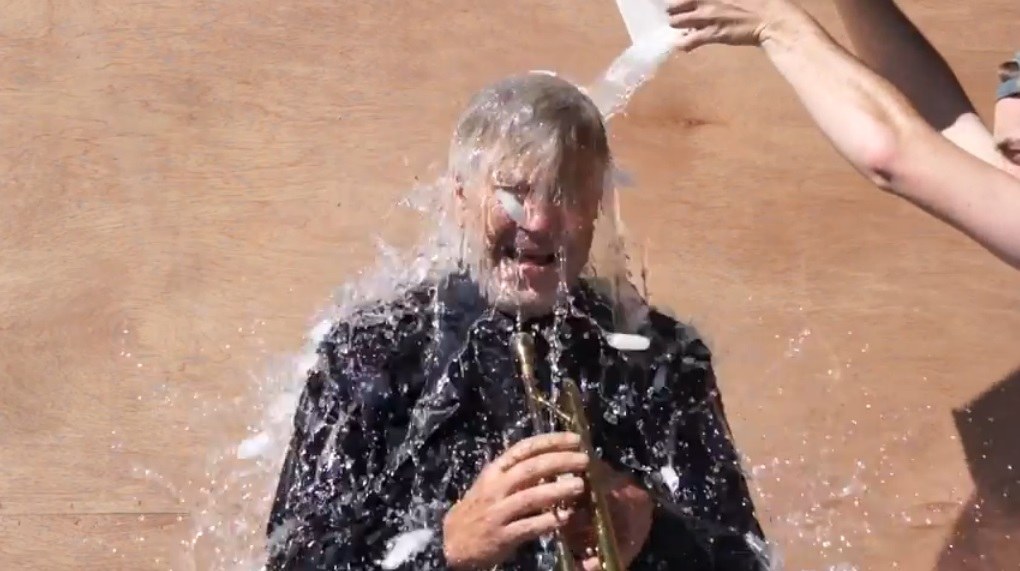 Davidas Lynchas priėmė ledinio vandens iššūkį / Kadras iš vaizdo įrašo