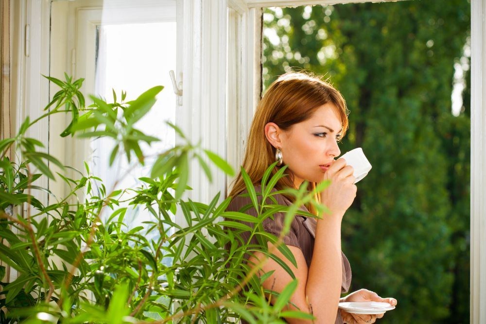 Moteris terasoje tarp augalų / Fotolia nuotr.