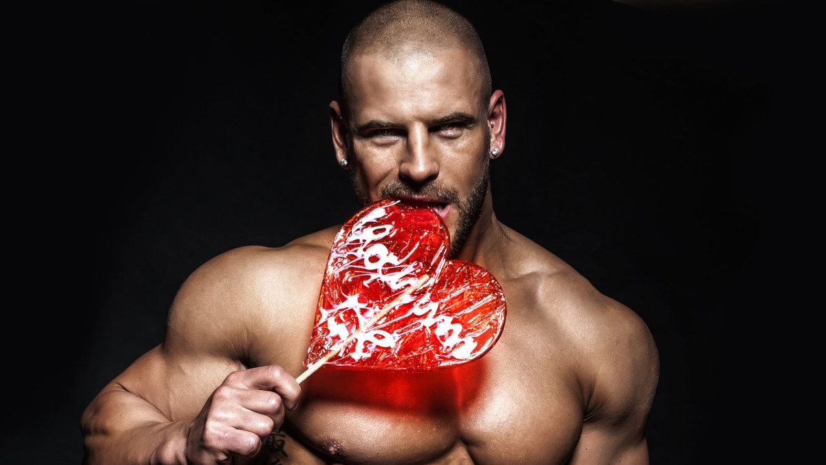 Vyras su saldainiu-širdele. / Shutterstock nuotr.