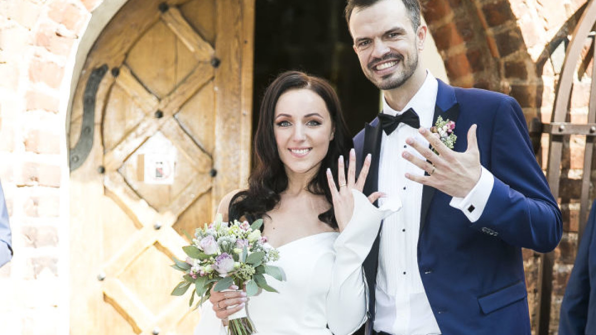 Vilniuje susituokė „Queens of Roses“ narė Giedrė Girnytė ir grafikos dizaineris Linas Linkevičius / Viganto Ovadnevo/Žmonės.lt nuotr.