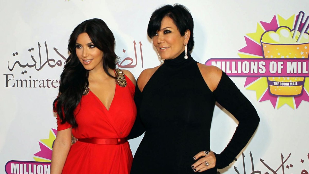 Realybės šou žvaigždė Kim Kardashian su mama Kris Jenner / AFP/„Scanpix“ nuotr.