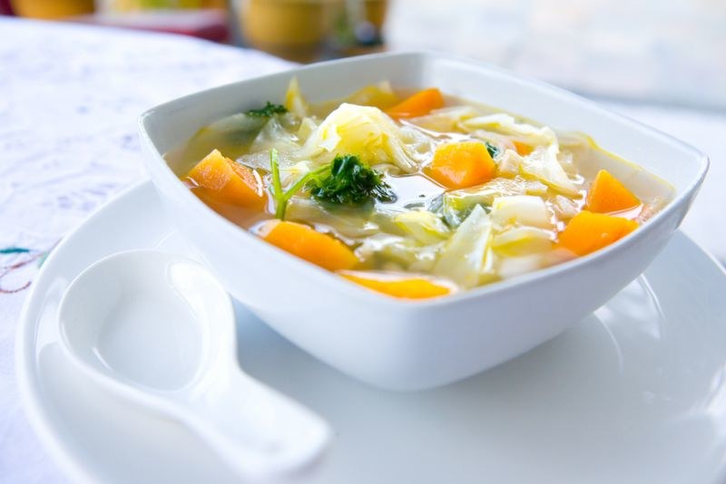 Kopūstų sriuba su citrinomis / Shutterstock nuotr.