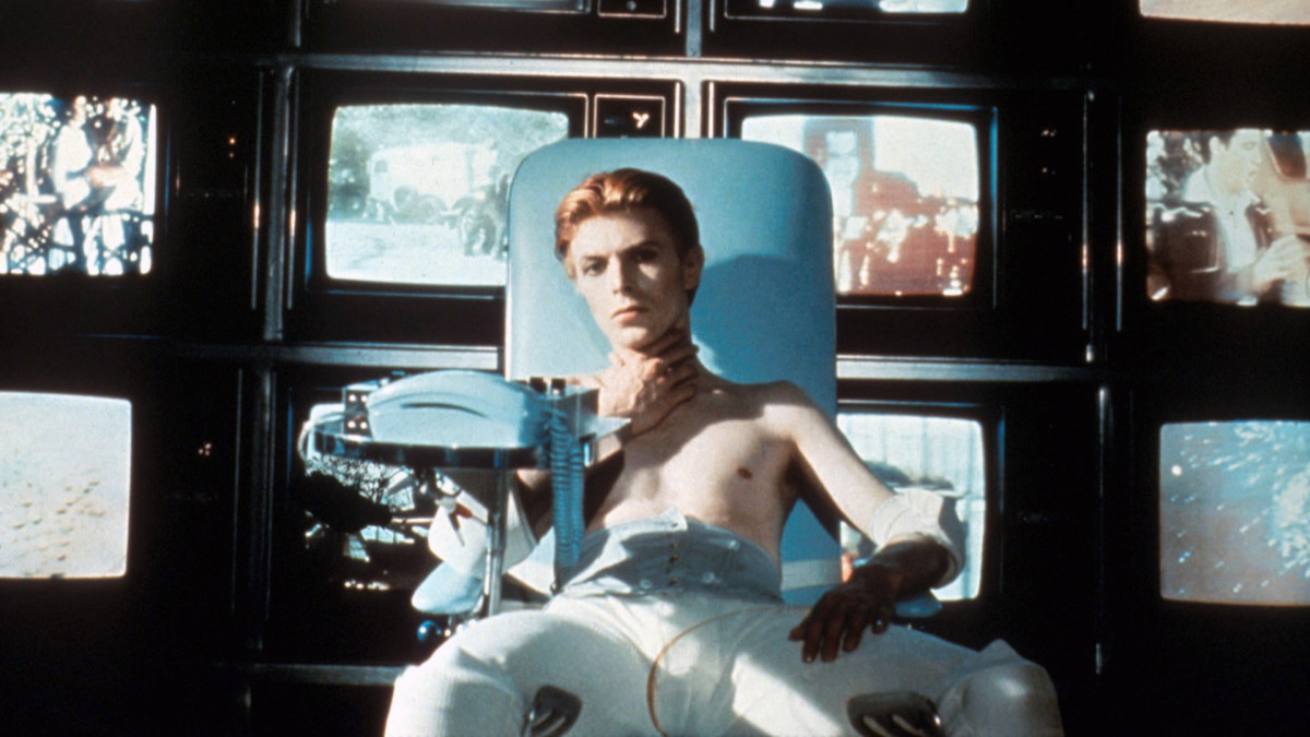 Davidas Bowie filme „Žmogus, kuris nukrito į žemę“ (1976 m.) / Kadras iš filmo