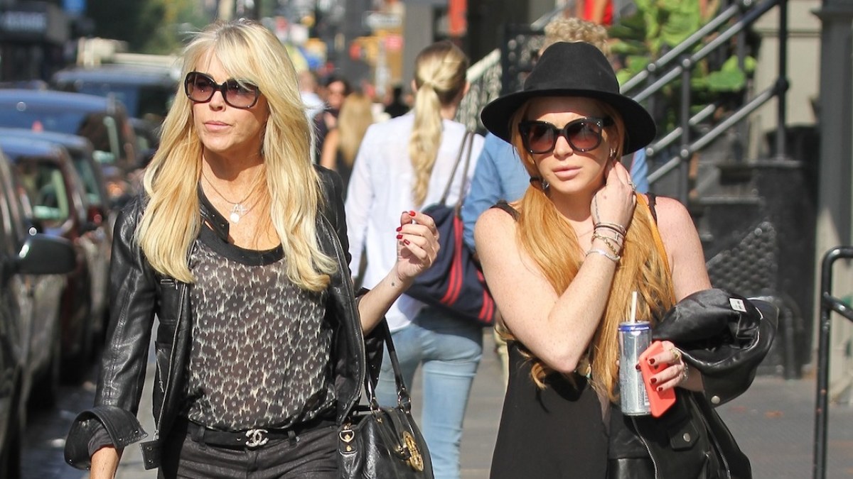 Lindsay Lohan su mama Dina Lohan / AOP nuotr.