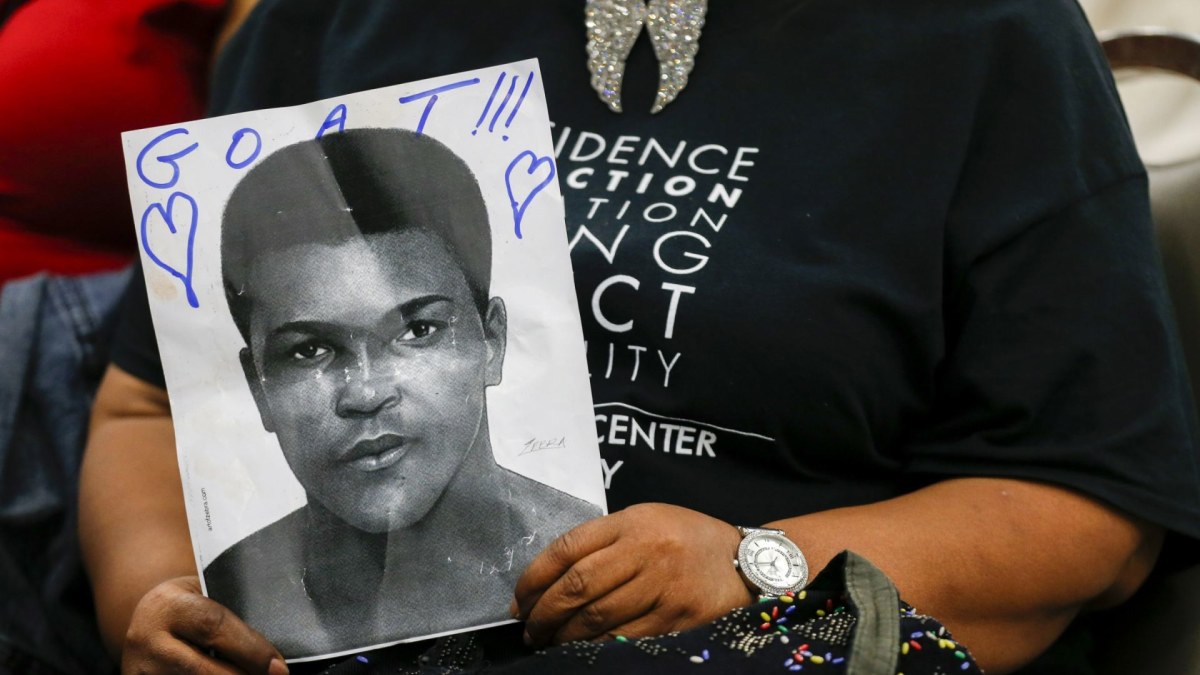 Moteris laiko Muhammado Ali portretą / „Scanpix“/„Sipa USA“ nuotr.