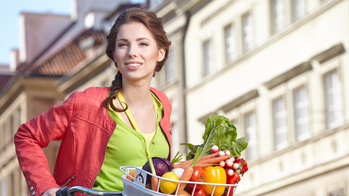 Moteris su daržovių krepšiu. / Shutterstock nuotr.