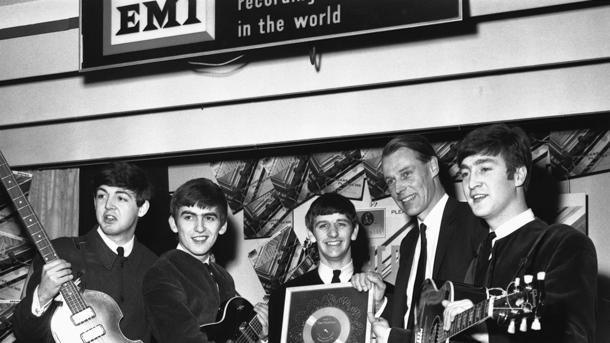„The Beatles“ nariai su prodiuseriu George'u Martinu (antras iš dešinės) – 1962 m.