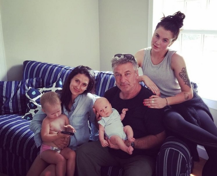 Alecas Baldwinas su žmona Hilaria, vyriausia dukra Ireland Baldwin ir mažaisiais Carmen ir Rafaeliu / „Instagram“ nuotr.