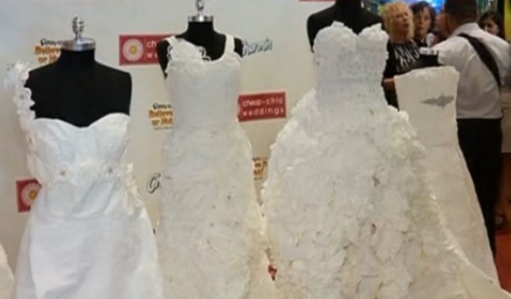 Iš tualetinio popieriaus pagamintos vestuvinės suknelės / Kadras iš vaizdo įrašo