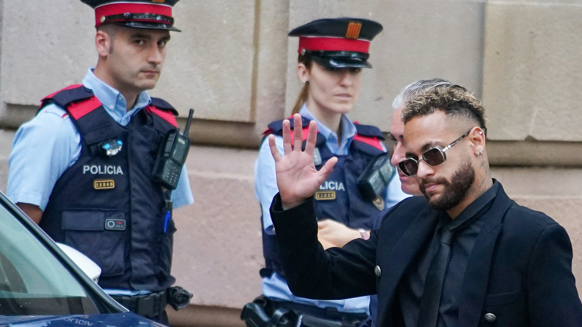 Neymaras atvyksta į teismą Barselonoje / Scanpix nuotrauka
