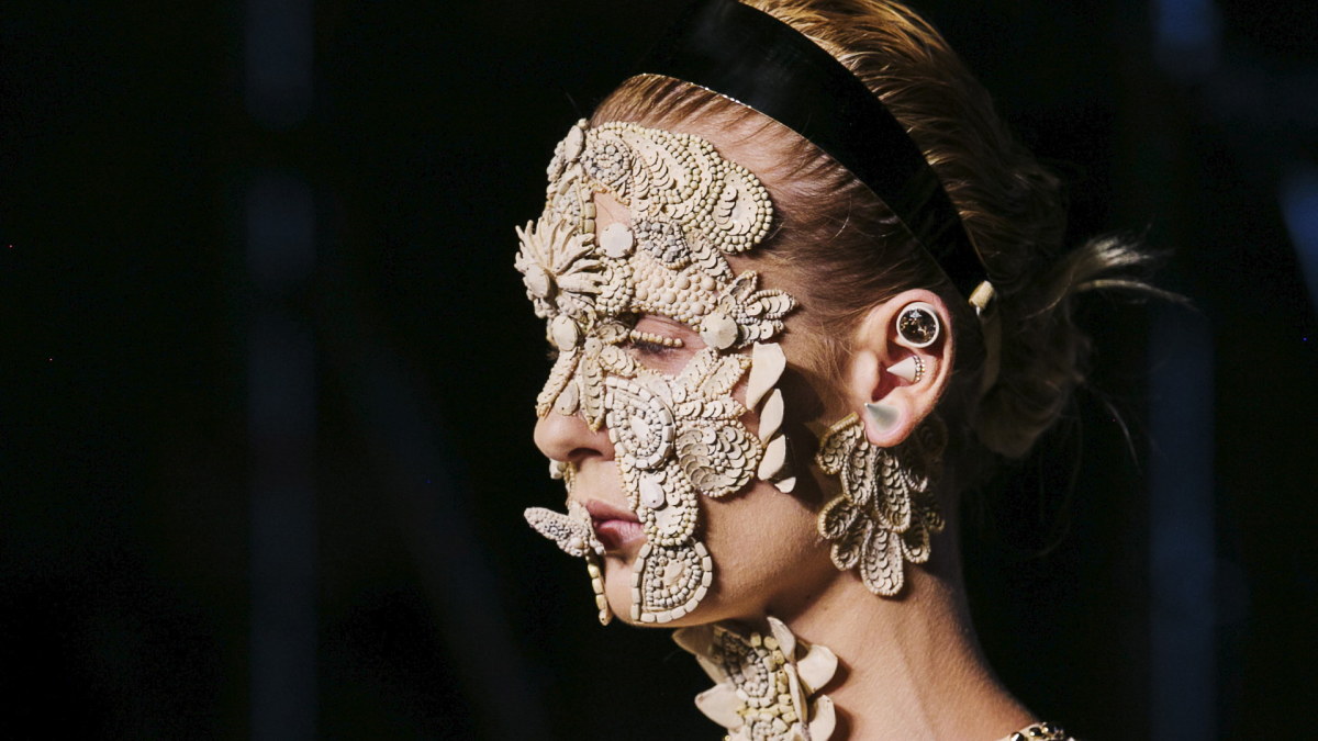 „Givenchy“ kolekciją pristačiusių modelių veidus dengė sudėtingi papuošalai / „Scanpix“ nuotr.