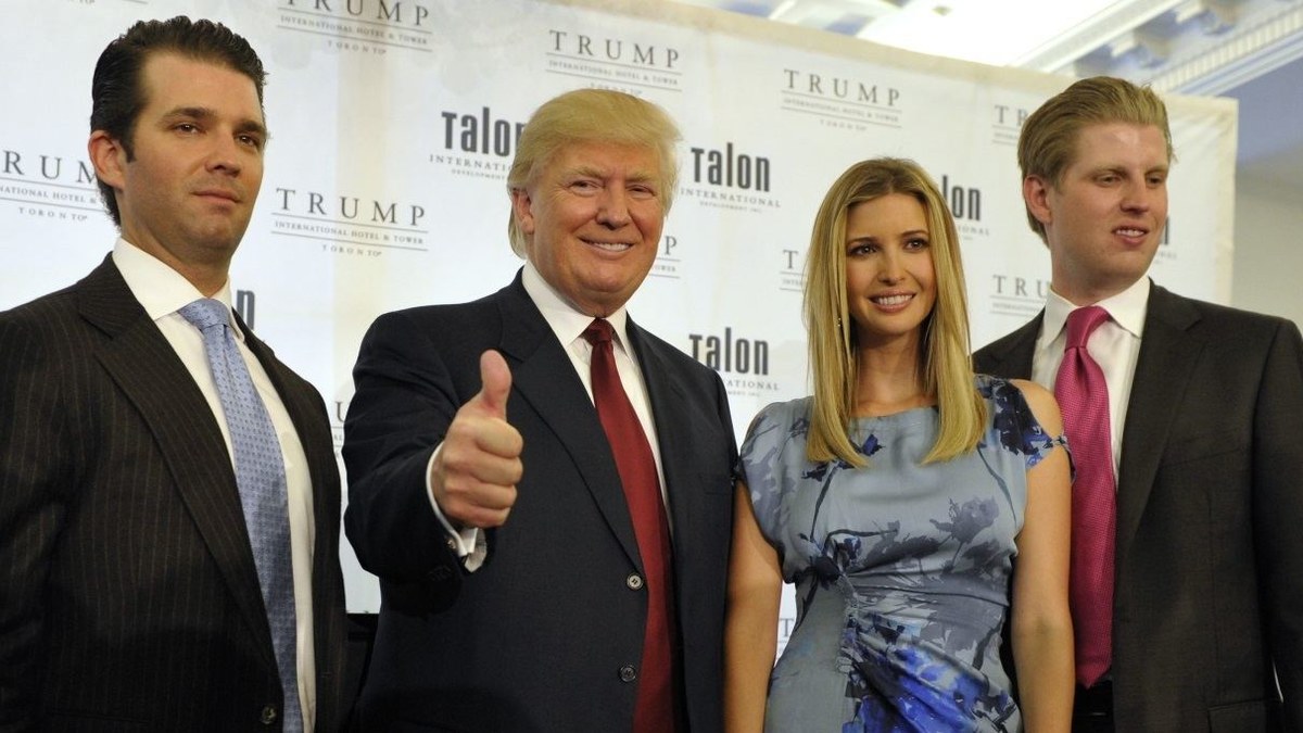 Donaldas Trumpas su vaikais Donaldu jaunesniuoju (kairėje), Ivanka ir Ericu / „Reuters“/„Scanpix“ nuotr.