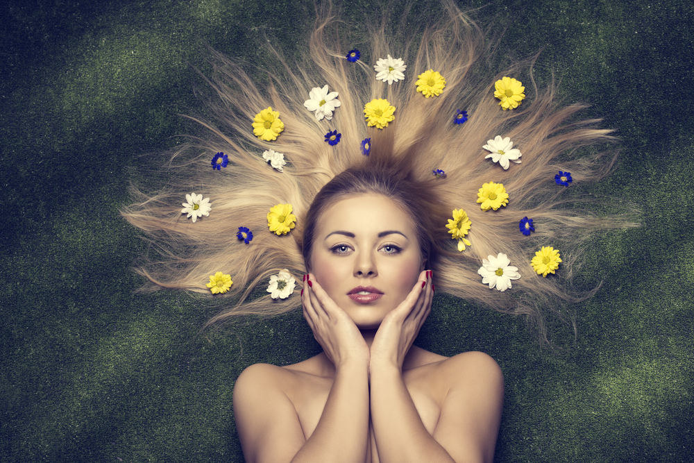 Moteris tarp gėlių / Shutterstock nuotr.