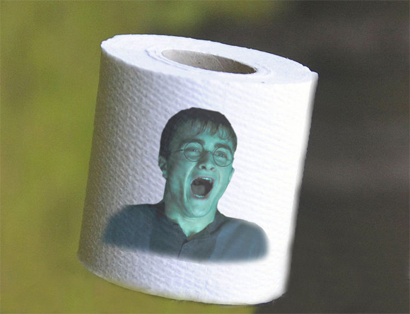 Danielis Radcliffe'as ant tualetinio popieriaus / „Scanpipx“/15min.lt fotomontažas