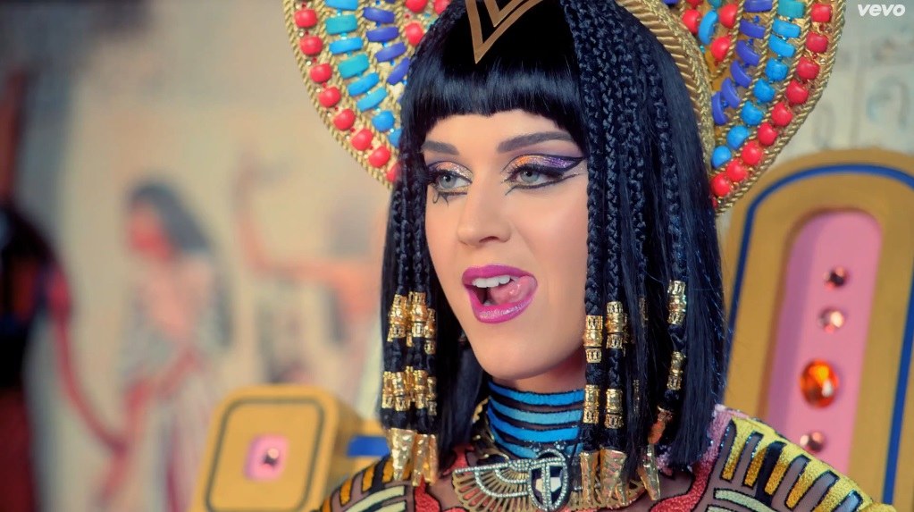 Katy Perry dainos „Dark Horse“ vaizdo klipe / Kadras iš „Youtube“