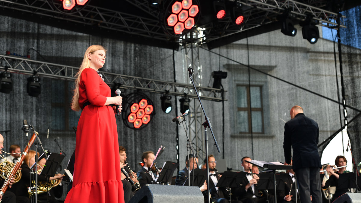 Loreta Sungailienė su orkestru „Trimitas in Folk“/Organizatorių nuotr.