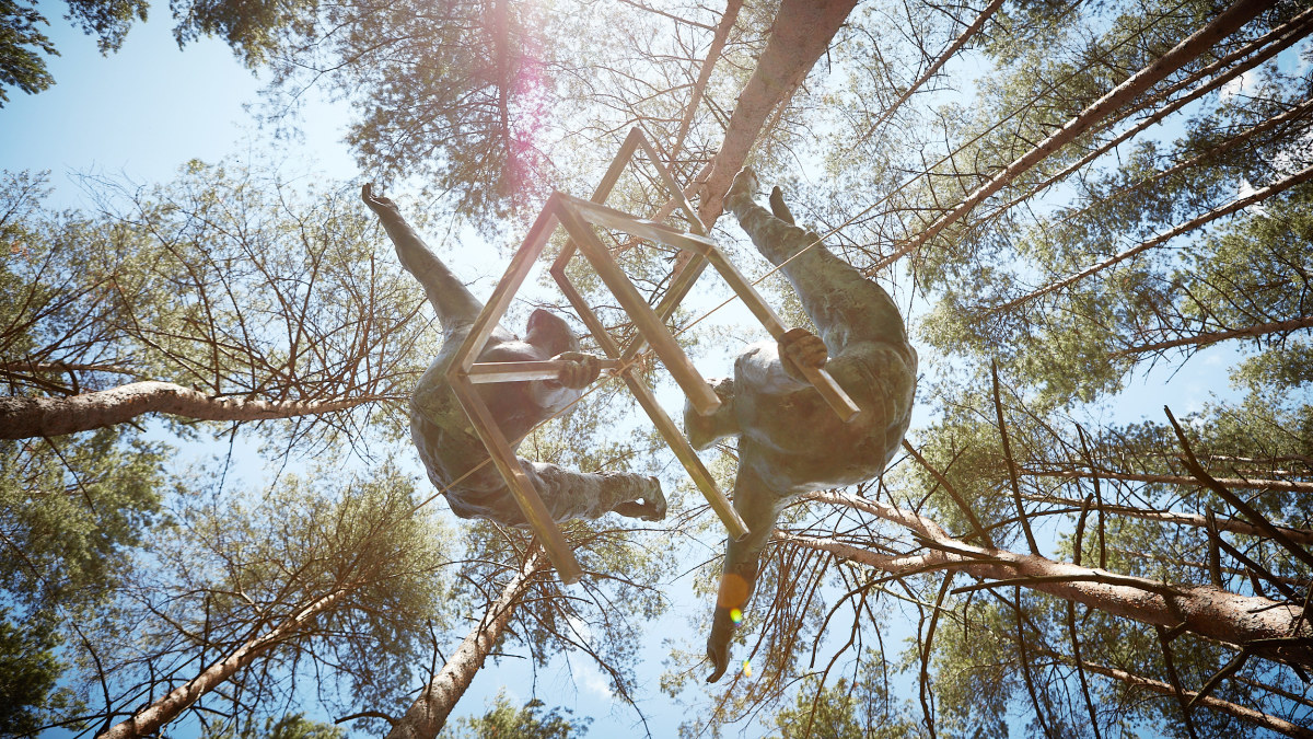 Jerzy Jotkos Kędzioros „balansuojančių“ skulptūrų paroda medžių viršūnėse / Europos parko nuotr.