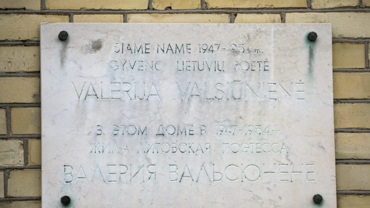 Atminimo lenta poetei Valerijai Valsiūnienei/Vilniaus miesto savivaldybės nuotr.