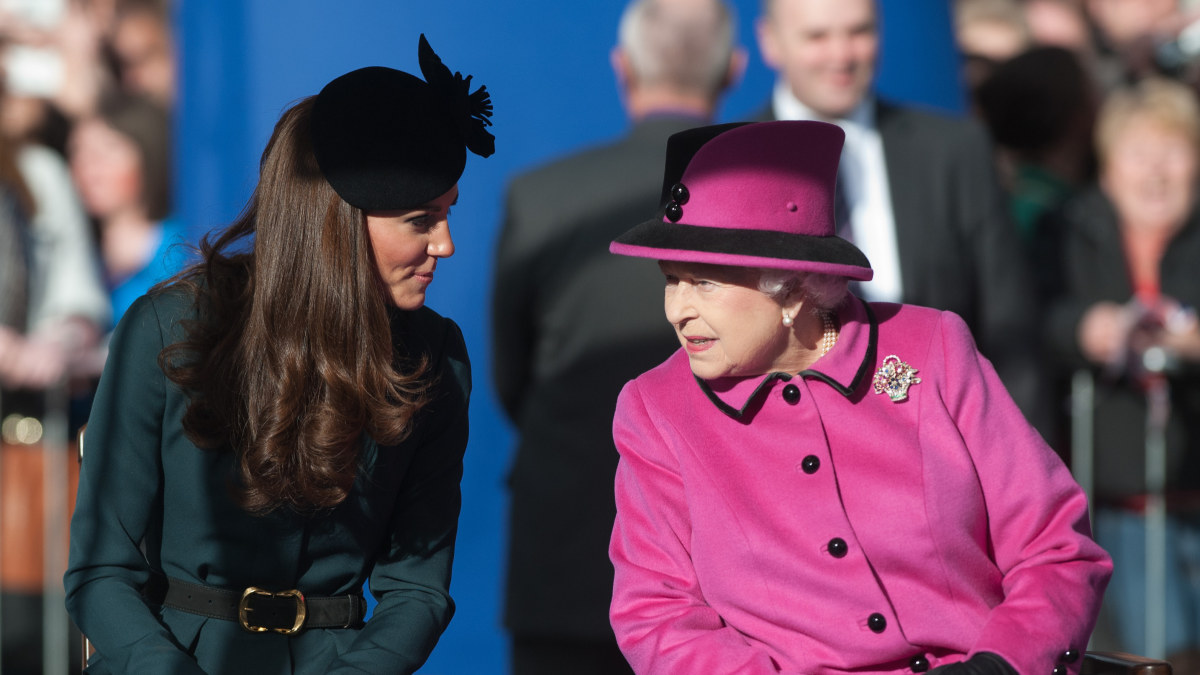 Kate Middleton ir karalienė Elizabeth II / „Scanpix“ nuotr.