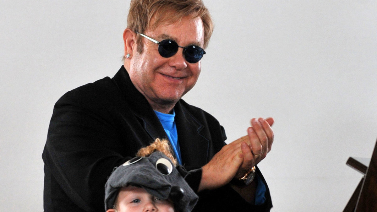 Eltonas Johnas Ukrainoje 2009 m. su berniuku, kurį norėjo įvaikinti  / „Scanpix“ nuotr.