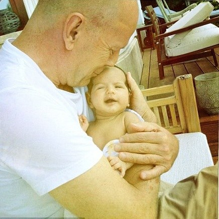 Aktorius Bruce‘as Willisas su dukrele Mabel Ray ant rankų. / Twitter.com nuotr.
