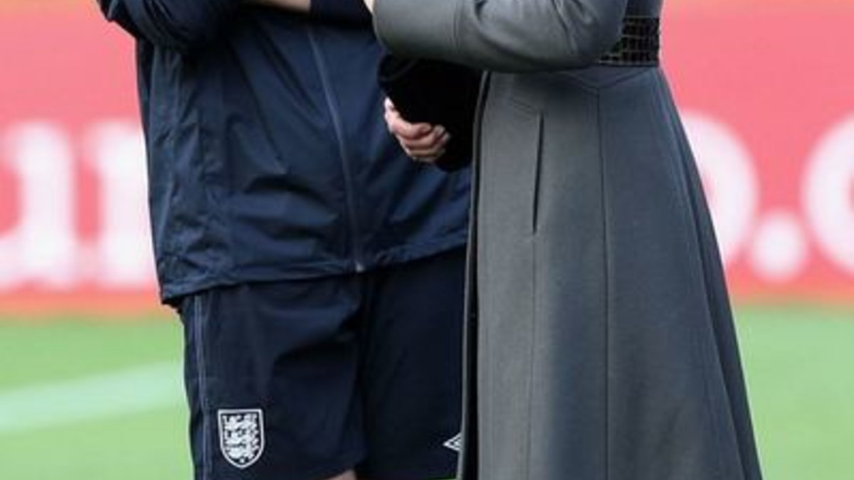 Kembridžo hercogienė Catherine kalbasi su futbolininku Franku Lampardu / AFP/„Scanpix“ nuotr.