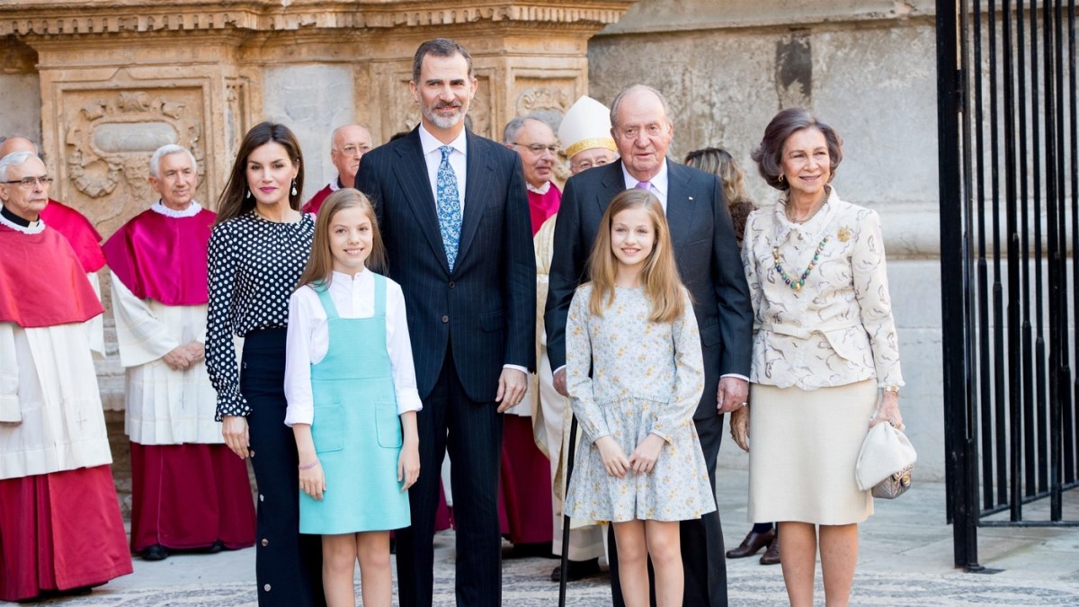 Ispanijos karalius Felipe VI su šeima ir buvęs šalies monarchas Juanas Carlosas I su žmona / Vida press nuotr.