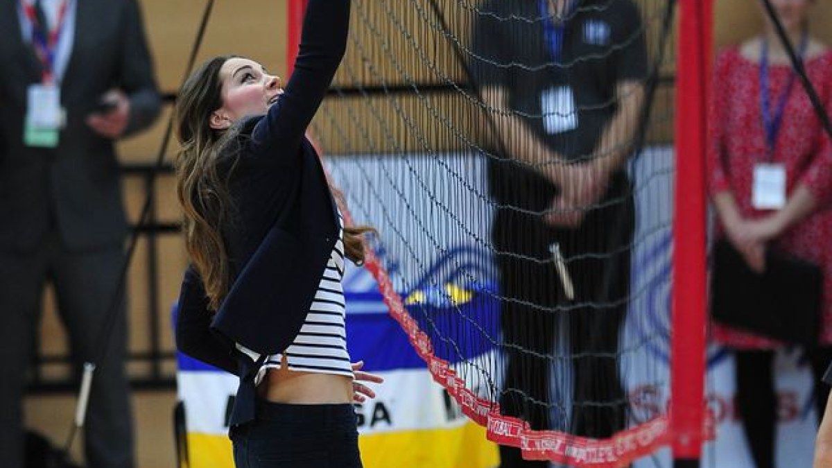 Kembridžo hercogienė Catherine žaidžia tinklinį. / AFP/„Scanpix“ nuotr.