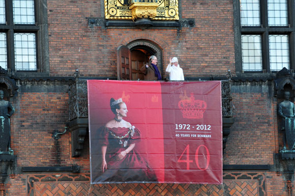 Karalienė Margrethe II ir jos vyras princas Henrikas sveikina žmones iš Kopenhagos rotušės balkono / Andriaus Vaitkevičiaus / 15min nuotr.