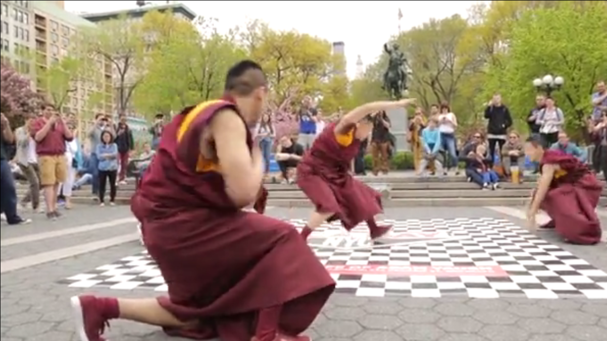 Budistų vienuoliai Niujorke  / Stop kadras