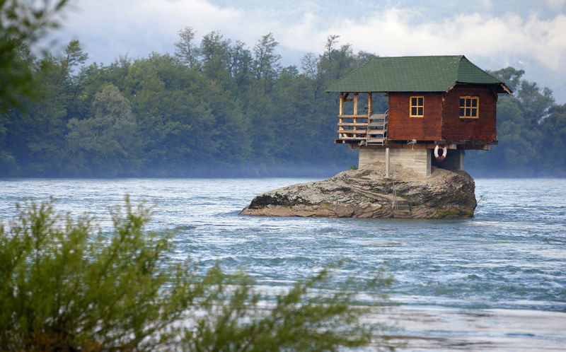 Vienišas namelis ant uolos  Serbijos upėje Drinoje / „Scanpix“ nuotr.