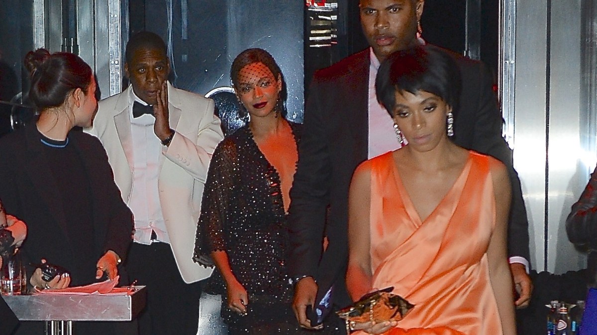 Beyonce su vyru Jay-Z ir seserimi Solange Knowles „Met Gala“ pokylio dūzgėse / AOP nuotr.