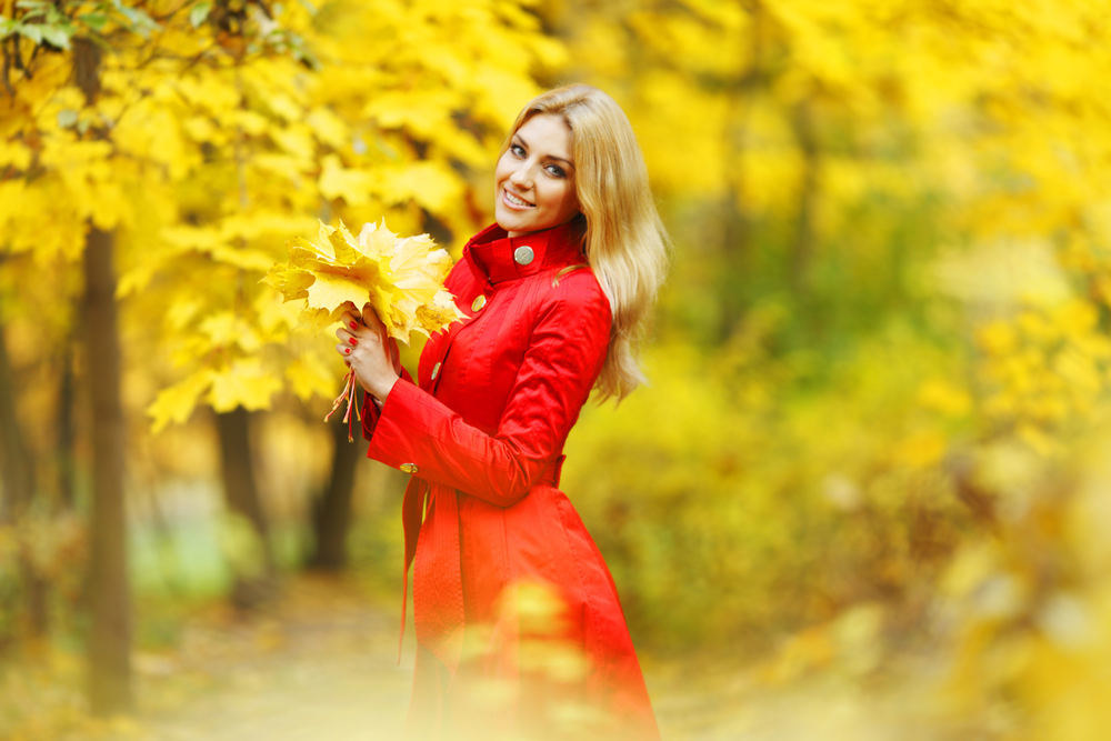 Mergina su raudonu paltu / „Shutterstock“ nuotr.