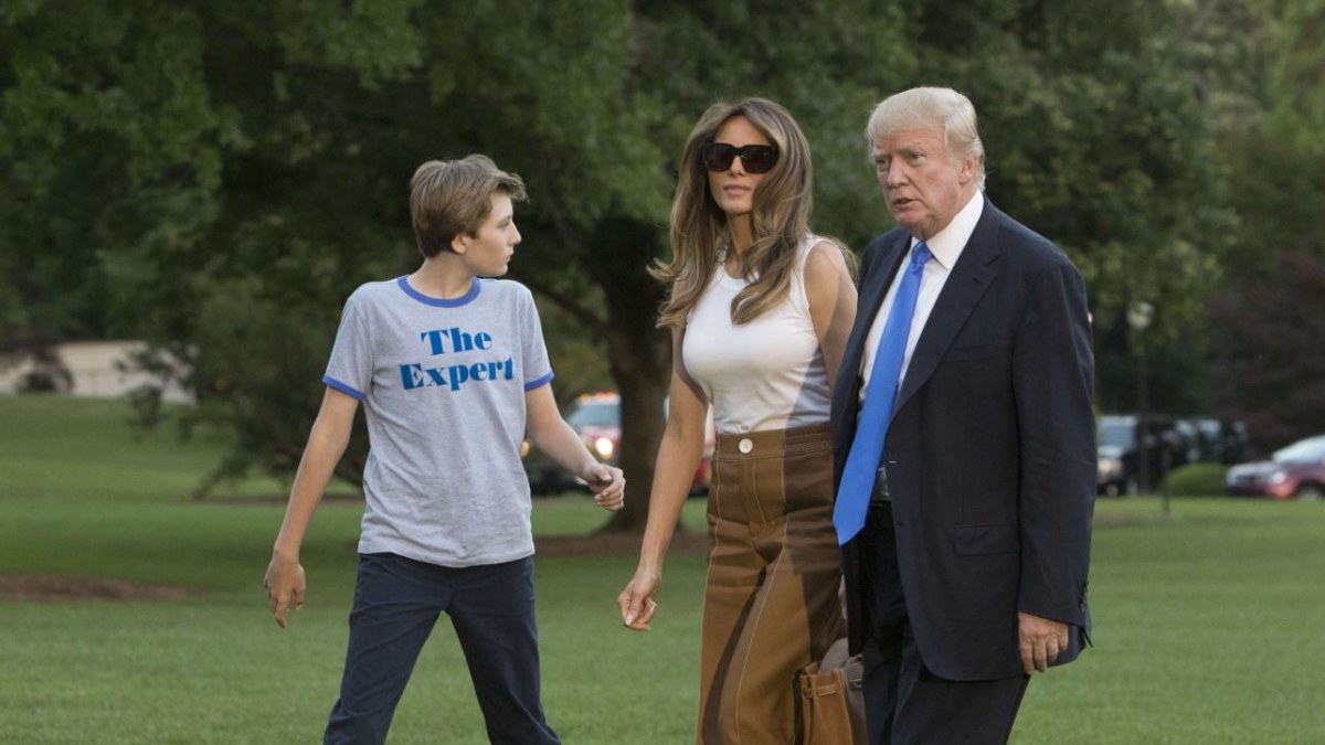 Melania Trump su sūnumi Barronu įsikėlė į Baltuosius rūmus / „Scanpix“ nuotr.