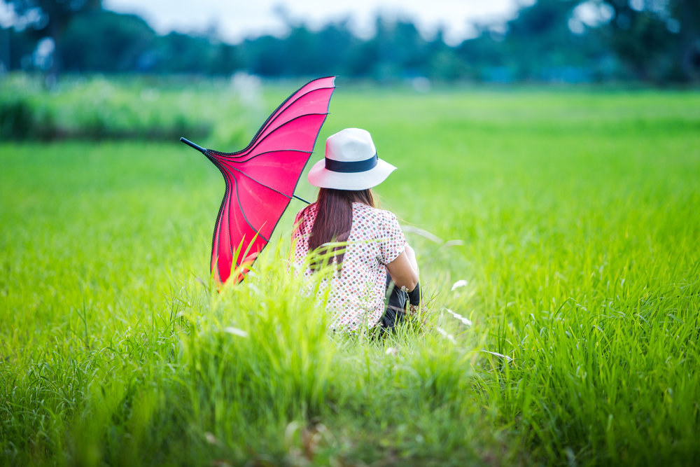Mergina su skėčiu / „Shutterstock“ nuotr.