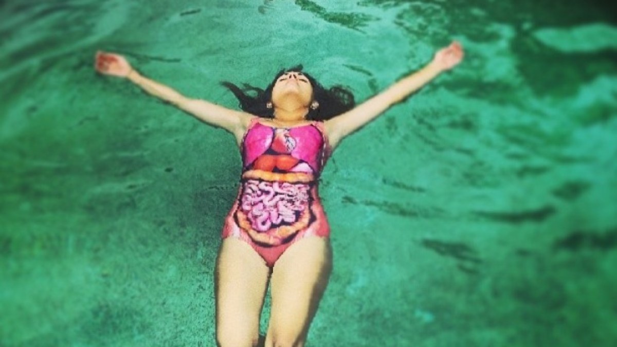 Mergina su „Dem Guts“ maudymosi kostiumėliu / „Instagram“ nuotr.