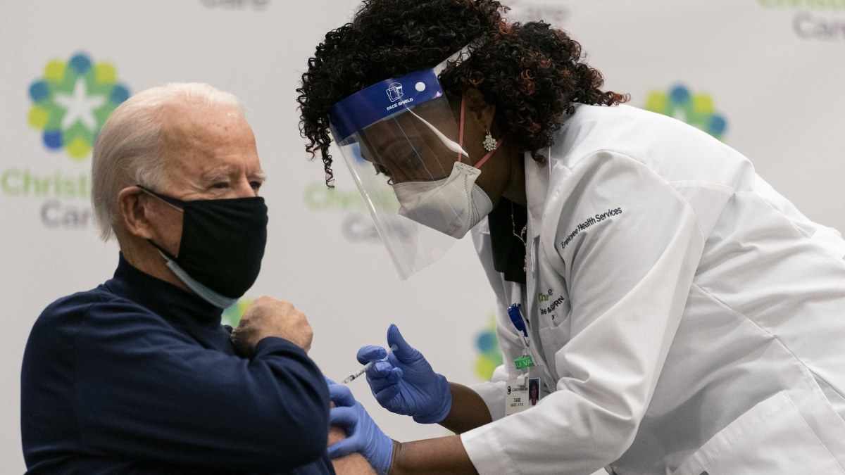 Joe Bidenas pirmadienį buvo paskiepytas nuo koronavirusinės infekcijos / AFP/„Scanpix“ nuotr.