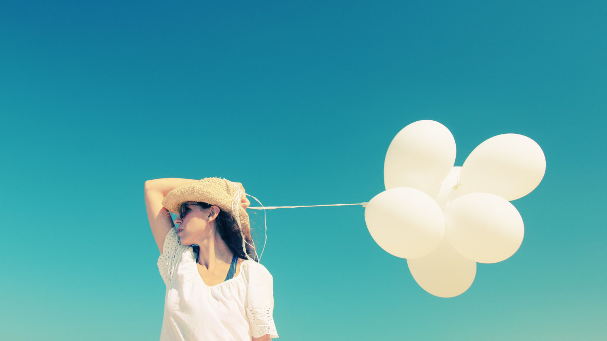 Mergina su baltais balionais / „Shutterstock“ nuotr.