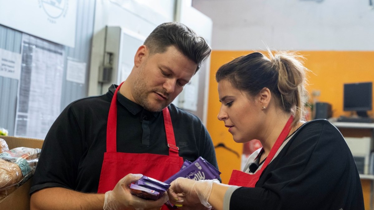 Erika ir Merūnas Vitulskiai dienai tapo „Maisto banko“ savanoriais/LRT nuotr.