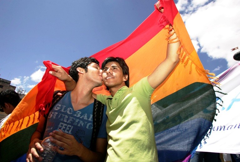 Homoseksualūs vyrai demostracijoje už lygias teises / „Reuters“/„Scanpix“ nuotr.