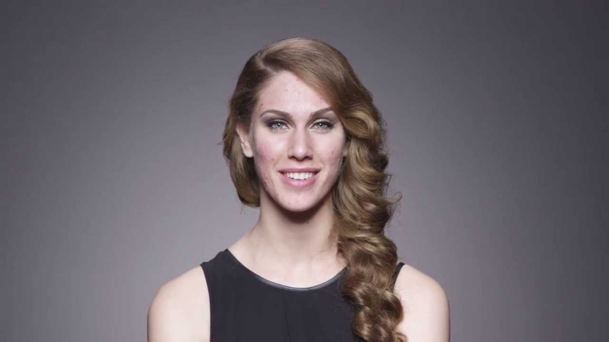 Video kadras: kosmetikos „Dermablend“ reklama su Cassandra Bankson.