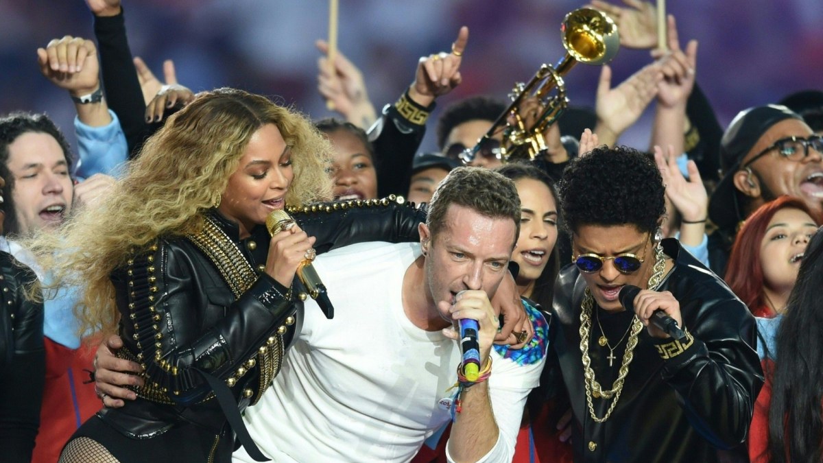 Beyonce, Chrisas Martinas ir Bruno Marsas / AFP/„Scanpix“ nuotr.