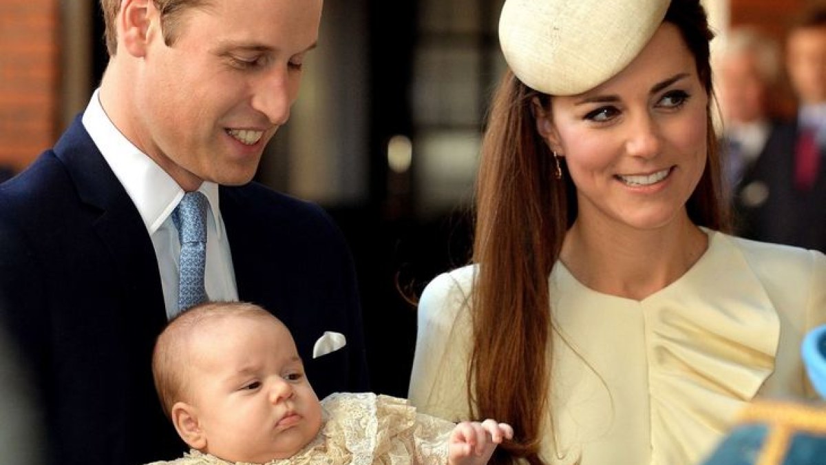 Princas Williamas ir Kembridžo hercogienė Catherine su sūnumi George'u per jo krikštynas / AFP/„Scanpix“ nuotr.