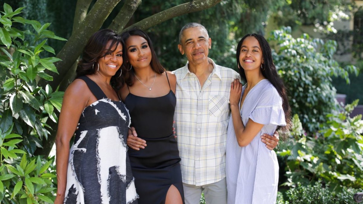Michelle ir Barackas Obamos su dukromis: Sasha (kairėje) ir Malia (dešinėje) / Socialinių tinklų nuotr.
