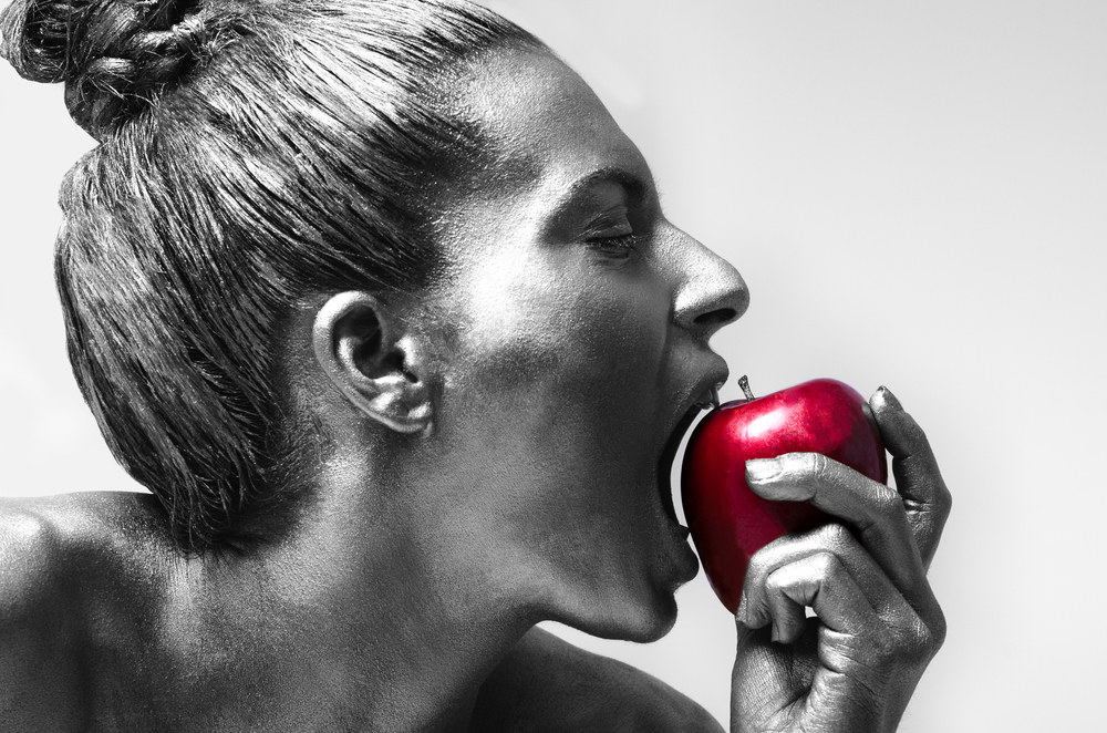 Mergina kanda obuolį / Shutterstock nuotr.