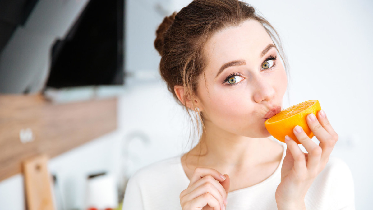 Mergina valgo apelsiną / Vida Press nuotr.