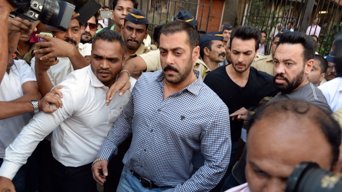 Salmanas Khanas išeina iš teismo Mumbajuje / AFP/„Scanpix“ nuotr.