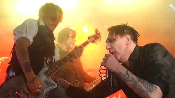 Johnny Deppas ir Marilyn Mansonas / Kadras iš koncerto vaizdo įrašo